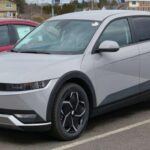 El Volkswagen ID.4 Pro S es la opción más equilibrada de la lista, pensado para quienes buscan un SUV eléctrico funcional y asequible. Con 275 millas (442 km) de autonomía, ofrece espacio generoso, confort de marcha y un equipamiento moderno. Su enfoque en sostenibilidad lo convierte en uno de los favoritos entre familias y conductores urbanos.