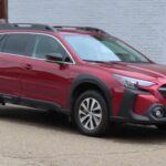 El Subaru Outback se distingue por su potencial de 208,298 millas y sus capacidades off-road. Con tracción total de serie y una construcción robusta, es perfecto para los entusiastas de la aventura que buscan explorar caminos menos transitados sin comprometer la seguridad y la fiabilidad.