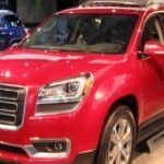 El GMC Acadia ofrece comodidad y espacio, pero la falta de características distintivas y su fiabilidad media impactan negativamente en su reventa. Los compradores tienden a preferir alternativas con tecnología avanzada y mejores puntuaciones de seguridad.