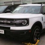 Inspirado en la leyenda del todoterreno, el Ford Bronco Sport está pensado para quienes combinan ciudad y naturaleza. Ofrece un comportamiento dinámico fuera del asfalto y, al mismo tiempo, una conducción ágil en entornos urbanos. Su diseño robusto y su herencia off-road lo diferencian claramente de la mayoría de competidores en el segmento.