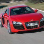 El Audi R8 de primera generación fue un auténtico cambio de juego para la marca alemana. Su estética inspirada en Le Mans, su motor central y la posibilidad de montar una caja manual lo convirtieron en un superdeportivo accesible. Hoy, ejemplares de los primeros años se pueden encontrar desde unos 30.000 dólares, lo que significa tener un coche de ensueño por menos de lo que cuesta un SUV nuevo generalista.