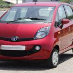 Tata Nano: el coche más barato del mundo que nadie quiso

El Tata Nano fue presentado en 2008 como la gran revolución de la movilidad en India: un coche nuevo por un precio inferior al de muchas motocicletas. Sin embargo, la realidad fue menos optimista. Problemas de seguridad, calidad cuestionable y una imagen de “coche demasiado básico” lo condenaron al fracaso.
Aunque nunca despegó comercialmente, el Nano permanece como un ejemplo de cómo la innovación y el bajo coste no siempre van de la mano del éxito.