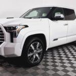 Toyota Tundra Capstone

La Toyota Tundra Capstone se suma al mercado como una de las propuestas más recientes y lujosas. Monta un motor V6 biturbo que asegura fuerza y suavidad, junto a un interior dominado por el cuero, un sistema de sonido JBL de alta fidelidad y una gran pantalla central para la gestión del infoentretenimiento.

Entre sus virtudes destacan la suspensión variable adaptativa y la cámara panorámica, que facilitan tanto la conducción urbana como la aventura todoterreno. Una camioneta que refleja la filosofía de Toyota: fiabilidad con un toque premium.