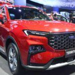 El Territory es un SUV de tamaño medio que Ford comercializa en países como México, China o Filipinas. Con capacidad para siete plazas, un motor EcoBoost de 1.8 litros y una cabina moderna con doble pantalla digital, se presenta como una opción ideal para familias que buscan espacio y tecnología. A pesar de su enfoque urbano, conserva asistencias avanzadas como control de crucero adaptativo y alerta de punto ciego.