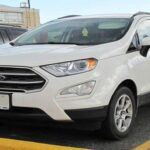 El Ford EcoSport llegó tarde al mercado estadounidense, tras varios años de venta en mercados emergentes. Esto jugó en su contra: cuando aterrizó en EE.UU., ya se percibía como un SUV desfasado. Su interior de acabados pobres y el diseño con la rueda de repuesto en el portón trasero fueron duramente criticados. En un segmento tan competitivo, su falta de modernidad lo dejó muy por detrás de rivales como el Mazda CX-3 o el Honda HR-V.