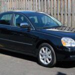 Presentado como una gran berlina familiar, el Ford Five Hundred destacó por su espacio interior, pero ahí se acababan sus virtudes. El motor 3.0 V6 era poco más que perezoso y la caja de cambios CVT hacía aún más tediosa la experiencia. Su diseño, excesivamente sobrio, tampoco enamoró. Para salvarlo, Ford lo rebautizó como Taurus, intentando rescatar algo de dignidad.