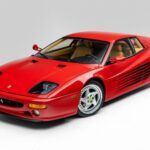 El Ferrari F512 M fue el último descendiente directo del legendario Testarossa. Solo se produjeron 501 unidades, de las cuales 75 eran con volante a la derecha. Montaba un motor bóxer de 12 cilindros y 440 CV. En 2022, una unidad se subastó en Sotheby’s por 780.500 dólares, y curiosamente no era roja, sino negra. Un coche que marca el final de una era en Maranello.