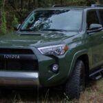El Toyota 4Runner es famoso por su robustez y capacidades off-road. Ya sea en la ciudad o en caminos remotos, ofrece una experiencia de conducción versátil y confiable. Muchos 4Runner han alcanzado y superado las 400.000 millas, gracias a su construcción sólida y motor potente. Es la elección ideal para quienes buscan un SUV resistente y duradero.