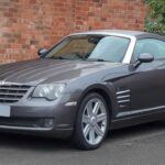Nacido de la colaboración con Mercedes-Benz, el Crossfire heredó la plataforma del SLK, pero lo peor de ella. Su mala distribución de pesos arruinaba la dinámica de conducción, mientras que la caja automática respondía con una pereza exasperante. Lo que debería haber sido un deportivo accesible se convirtió en un coche mediocre y sin alma.