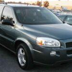La Chevy Uplander, lanzada en 2005 para reemplazar a minivans anteriores, no cumplió las expectativas. Sus problemas eléctricos, motor débil y acabados interiores poco sólidos decepcionaron a los conductores que confiaban en la calidad Chevrolet.