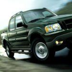 Lanzado en 2000, el Explorer Sport Trac combinaba un SUV con una cama de pickup, ofreciendo comodidad y refinamiento por encima de las pickups tradicionales. Rediseñado en 2007 y discontinuado en 2010, su concepto es similar al del Honda Ridgeline, demostrando que Ford tenía una fórmula exitosa que hoy podría reinventarse, incluso en versión EV.