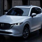 El CX-5 2025 ofrece control de crucero adaptativo y excelente visibilidad, ideal para conductores mayores. Su tamaño compacto facilita el estacionamiento, mientras que los asientos elevados y los controles físicos simples aseguran conducción sin estrés y fácil mantenimiento.