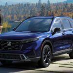 El Honda CR-V sigue siendo un referente en el mercado gracias a su 212.561 unidades vendidas en lo que va de 2025. Este SUV japonés destaca por su interior espacioso, conducción cómoda y opciones híbridas. Aunque su consumo de combustible no es perfecto, la robustez y la calidad general del vehículo lo convierten en una elección confiable y segura, ideal para quienes valoran la durabilidad y el rendimiento equilibrado.