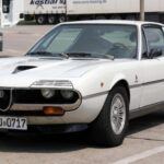 El Alfa Romeo Montreal combinó el chasis del Giulia GT con un V8 derivado del 33 Stradale. Su motor de 2.6 litros y 200 caballos, junto con un diseño Bertone espectacular y un sistema de lubricación dry-sump, lo convirtieron en un coche pensado para los entusiastas de la conducción. Sin embargo, su fama nunca alcanzó su nivel real de excelencia.