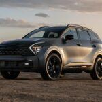 El Kia Sportage Híbrido 2025 es otro modelo que ha visto una reducción significativa de precio, con un descuento de $1,828 en comparación con el precio original. Ahora, los compradores pueden conseguir un Sportage Híbrido desde $28,632, lo que lo convierte en una opción atractiva para quienes buscan tecnología híbrida a un precio competitivo. Este SUV, además de su eficiencia en combustible, ofrece un diseño moderno y características de seguridad avanzadas, lo que lo hace ideal para quienes buscan una opción familiar y ecológica.