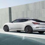 El Genesis GV60 es el SUV eléctrico compacto de lujo que se está destacando por su tecnología innovadora y su diseño atractivo. Construido sobre la plataforma E-GMP de Hyundai, el GV60 ofrece hasta 294 millas de autonomía con su batería de 77.4 kWh en su versión AWD estándar.

Una de sus características más interesantes es la carga ultrarrápida, que permite pasar del 10% al 80% en solo 18 minutos. Además, su sistema de reconocimiento facial y huella digital para arranque es solo una muestra de su avanzada tecnología. A partir de $53,800, el Genesis GV60 combina lujo y innovación, un equilibrio difícil de encontrar en otros modelos eléctricos.