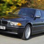 El BMW E38 7 Series, producido entre 1994 y 2001, es un sedán de lujo que todavía hoy es sinónimo de confort y tecnología avanzada. Con características como la suspensión electrónica, navegación por satélite y asientos con 