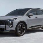 Nuevo precio inicial: $28,785
El Kia Sportage ha sido otra gran revelación dentro de los SUV compactos. En el pasado, la marca Kia sufrió algunos problemas con la fiabilidad y las características de seguridad, pero esos días han quedado atrás. Melanie Musson subraya que Kia ha mejorado enormemente, convirtiendo al Sportage en uno de los modelos más confiables del mercado. Además, la marca ha incorporado tecnologías avanzadas de seguridad que previenen accidentes, lo que le da una gran ventaja frente a otros competidores. Con una excelente garantía, Kia demuestra que confía plenamente en la durabilidad de sus vehículos, lo que lo convierte en una opción asequible para quienes buscan un SUV pequeño pero muy capaz.