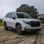 Precio inicial: $29,995
El Subaru Forester 2025 es ideal para aquellos con un estilo de vida activo o que disfrutan de aventuras al aire libre. Su sistema de tracción total simétrica es reconocido por su fiabilidad en condiciones difíciles, como carreteras nevadas o terrenos accidentados. La forma cuadrada del Forester proporciona una excelente visibilidad y un interior espacioso. Si bien el RAV4 ofrece tracción total, el Forester se siente más adaptado para los entusiastas de las actividades al aire libre, gracias a su capacidad de rendimiento en cualquier tipo de terreno.