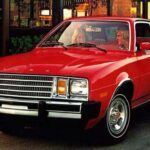 “El coche que estallaba.”
El Ford Pinto es uno de los coches más infames de la historia automotriz, principalmente debido a sus famosos problemas de seguridad. Su tanque de combustible era propenso a explotar en colisiones traseras, lo que lo convirtió en un icono de los fallos de diseño. Aunque Ford intentó tapar los problemas con recalls y demandas, el daño ya estaba hecho. Este coche, construido en respuesta a la creciente demanda de coches económicos debido a la crisis del petróleo, se convirtió en sinónimo de desastre, tanto para la marca como para la industria automotriz en general.