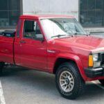 El Jeep Comanche no fue una de las camionetas más populares de su época, pero su fiabilidad le permitió ganarse el respeto en la industria. Usando la plataforma del Cherokee y un motor 4.0 de 6 cilindros, el Comanche se hizo famoso por su larga vida útil.

A pesar de su producción limitada, muchos propietarios han llevado sus Jeep Comanche más allá de las 300,000 millas, con una tracción sencilla y una suspensión robusta que superaba las expectativas. Este modelo sigue siendo una rareza en las carreteras, lo que es una clara muestra de su durabilidad.

Características destacadas

Motor 4.0 de 6 cilindros

300,000 millas de durabilidad

Fácil de mantener y reparar