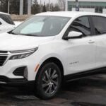 La última generación del Chevrolet Equinox ha mejorado en diseño, pero el motor base de 4 cilindros y la dirección asistida electrónica resultan en una experiencia de conducción desconectada. La suspensión imprecisa y la falta de respuesta en maniobras hacen que la conducción sea menos satisfactoria de lo esperado.