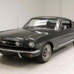 Ford Mustang GT 1965: clásico saturado

El Ford Mustang GT de 1965-1966 ha perdido aproximadamente un 12% de su valor año tras año, según VintageCarCollector.com. La saturación del mercado y la demanda hacia modelos más exclusivos como el GT350 han hecho que este clásico sea más accesible para quienes buscan una buena oferta.

Aunque las versiones raras siguen siendo codiciadas, los Mustang GT estándar de 1965 podrían comprarse a precios muy competitivos en otoño de 2025, convirtiéndose en una opción atractiva para los coleccionistas con presupuesto ajustado.