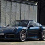 El Porsche 911 Turbo S incorpora un motor bóxer de seis cilindros y 3.8 litros biturbo, que entrega 640 caballos y 590 lb-pie de torque a las cuatro ruedas mediante una transmisión automática de doble embrague de ocho velocidades. Su bajo centro de gravedad y excelente maniobrabilidad permiten acelerar de 0 a 60 mph en 2.6 segundos, con una velocidad máxima de 205 MPH, humillando a los muscle cars más potentes.