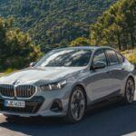 El BMW Serie 5 sigue siendo el referente de las berlinas ejecutivas. Con precios en el mercado de segunda mano de 37.000 a 43.000 dólares, ofrece versiones como el 530i y 540i que equilibran lujo, dinamismo y tecnología. Su sistema iDrive, sus acabados premium y su versatilidad en carretera lo convierten en una compra muy racional con el prestigio de la “hélice”.