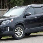 El Kia Sorento de 2011 a 2014 ha sido afectado por fallos en el motor y el sistema eléctrico. Los elevados costes de reparación desaniman a los propietarios, mientras que los avances tecnológicos y de rendimiento de los SUV actuales hacen que estos modelos pierdan competitividad. La tendencia es optar por vehículos más nuevos y confiables.