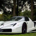 El Ferrari FXX fue un proyecto único: un coche de circuito creado a partir del Enzo, pero aún más radical. Con una velocidad punta de 350 km/h, formó parte del programa de desarrollo para clientes de Ferrari, donde los propietarios actuaban como probadores bajo supervisión directa de la marca. Era tan exclusivo que no se podía llevar a casa: solo podía rodar en eventos organizados por Maranello.
