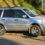El Honda Pilot, un SUV muy popular por espacio y comodidad, también tuvo episodios de calidad cuestionable. Los modelos de 2003 y 2005 sufrieron fallos de transmisión, con síntomas de resbalamiento y pérdidas de tracción. El Pilot 2016 tampoco se salvó: su caja automática de 9 marchas provocaba cambios bruscos y retardados. Aunque las generaciones más recientes han mejorado, estos problemas siguen siendo un aviso para compradores de segunda mano.