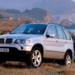 El Toyota 4Runner Limited de 2003 personificó la filosofía de la marca japonesa: fiabilidad extrema y capacidad todoterreno. Su carrocería sobre bastidor le daba una resistencia superior, mientras que el acabado Limited añadía un toque de lujo con cuero y sistemas de seguridad avanzados. Dos décadas más tarde sigue siendo uno de los modelos más buscados por aventureros y familias que valoran la durabilidad por encima de todo.
