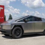 El Tesla Cybertruck puede dividir opiniones con su diseño angular, pero sus prestaciones hablan por sí solas. Con una configuración de tres motores eléctricos, alcanza hasta 845 CV, acelera de 0 a 100 km/h en 2,6 segundos y cubre el cuarto de milla en apenas 11 segundos. Además, mantiene una capacidad de remolque de 5.000 kg, mostrando que la velocidad no sacrifica la utilidad.