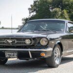 Parece increíble, pero incluso un clásico tan reconocido como el Ford Mustang GT de 1965 está perdiendo valor. Según VintageCarCollector.com, este modelo ha caído un 12% interanual debido a la saturación del mercado. Los coleccionistas ahora buscan variantes más exclusivas, como los GT350, dejando de lado al Mustang GT estándar de mediados de los 60. Para quienes sueñan con tener uno, este otoño puede ser el momento ideal para comprar.