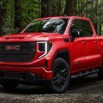 La marca especializada en SUV y pick-ups también figura en este selecto grupo con 181 problemas por cada 100 vehículos. GMC es sinónimo de robustez, especialmente en modelos como la Sierra y el Yukon, que combinan potencia, tecnología y un coste medio de mantenimiento de 9.467 dólares en 10 años. Una alternativa ideal para los amantes de los todoterrenos y vehículos de gran capacidad de carga.