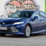 Los Toyota Corolla y Camry híbridos son referentes en fiabilidad y bajo coste de mantenimiento. Con un rendimiento sólido y consumos contenidos, estos modelos aseguran que la inversión inicial se traduzca en años de tranquilidad y eficiencia, convirtiéndolos en favoritos entre los expertos en automoción.