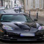 El Chevrolet Corvette C6 ofrece rendimiento de supercoche a una fracción del precio. Con motores entre 400 y 638 CV, aceleración fulminante y un sonido de escape adictivo, este deportivo demuestra que los muscle cars también pueden manejarse con precisión. Su construcción ligera y suspensión avanzada permiten un manejo excelente, mientras que su maletero sorprendentemente amplio aporta practicidad. Las unidades usadas ofrecen un valor excepcional para vivir la experiencia Corvette.