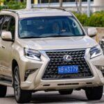 El Lexus GX demuestra que el lujo y la resistencia pueden ir de la mano. Con chasis de acero, este SUV combina conducción refinada en ciudad con rendimiento off-road. Su motor V8 y suspensión sofisticada garantizan potencia y suavidad en cualquier terreno. El interior, con materiales premium y tecnología de última generación, ofrece una experiencia confortable y serena para todos los pasajeros.