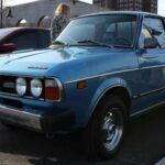 El Subaru BRAT (Bi-drive Recreational All-terrain Transporter), producido entre 1978 y 1994, fue uno de los camiones más curiosos de la historia. Su rasgo más distintivo eran los asientos traseros en la caja, orientados hacia atrás, diseñados para evitar aranceles en EE. UU. Con motor bóxer y tracción total, ofrecía economía, practicidad y espíritu aventurero, convirtiéndose en una rareza que hoy despierta nostalgia.