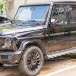 La icónica Mercedes-Benz Clase G combina tradición, lujo y capacidad todoterreno. Sin embargo, mantener en perfecto estado este vehículo supone un gasto significativo. Su suspensión avanzada, la tracción integral de alta complejidad y la calidad de sus materiales elevan las facturas en cada revisión. A pesar de ello, la “G” sigue siendo un símbolo de estatus con gran valor de reventa.