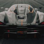 Superar la barrera de los 0–400–0 km/h no solo es un hito de velocidad, sino de ingeniería integral. Implica aceleración brutal, estabilidad aerodinámica y una capacidad de frenado extraordinaria. Que el Jesko Absolut, con un motor de combustión, supere a un eléctrico, reabre el debate sobre cuál es la tecnología con mayor margen de desarrollo en los próximos años.