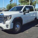La GMC Sierra 3500HD es un auténtico caballo de batalla. Su combinación del motor Duramax y la transmisión Allison asegura un rendimiento inigualable en carga y arrastre. Además, ofrece un interior de lujo, demostrando que robustez y refinamiento pueden convivir en una misma camioneta.