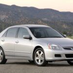 Un clásico eterno. El Honda Accord 2007 se sitúa como rival directo del Camry, con un diseño más atractivo y motores legendarios como el K24 de cuatro cilindros o el V6 de 244 CV. Si bien el presupuesto limita las opciones, es posible encontrar versiones de cuatro cilindros con bajo mantenimiento que ofrecen gran confort y durabilidad. En la pista y en la calle, Honda siempre supo cómo mezclar emoción y fiabilidad.