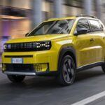 Los seguros de coches eléctricos suelen ser más caros que los de modelos de combustión equivalentes. Esto se debe al mayor valor de compra y al coste elevado de reparaciones, especialmente en sistemas eléctricos y baterías. Además, en ciertos países, las tasas de registro también son superiores, lo que incrementa el gasto fijo anual.