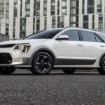 El Kia Niro EV, valorado en $39,600, combina un diseño moderno con eficiencia energética y buenas prestaciones de seguridad. Su reputación por fiabilidad y bajo coste de mantenimiento lo posiciona como uno de los vehículos eléctricos más asequibles de asegurar en 2025.