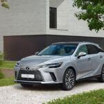 Precio de venta sugerido: $52,775 a $72,610
El Lexus RX Hybrid combina lujo y eficiencia sin sacrificar la economía. Gracias a la reputación de Lexus en longevidad y bajos costes de mantenimiento, este SUV híbrido premium ofrece una excelente relación entre calidad y valor incluso en el segmento de alta gama.
