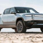 El primer pick-up 100% eléctrico en llegar al mercado fue el Rivian R1T, un modelo que demostró que la electrificación también tenía cabida en el mundo del todoterreno. Su “gear tunnel” innovador, la posibilidad de realizar un “tank turn” y el respaldo de Amazon para su flota lo convirtieron en un icono del segmento de las camionetas eléctricas.