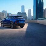 El Cadillac LYRIQ 2025 lleva el lujo eléctrico a otro nivel. Su interior está dominado por una pantalla curva de 33 pulgadas con resolución 9K, acompañada por más de 20 sistemas de seguridad y asistencia a la conducción. En cuanto a rendimiento, ofrece 326 millas (524 km) de autonomía, un sistema de doble motor con 515 CV de potencia y la capacidad de recuperar hasta 86 millas de autonomía en solo 10 minutos gracias a su carga rápida de 190 kW. Todo esto desde 58.595 dólares.