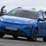 El Hyundai Kona Electric fue uno de los eléctricos más exitosos de su generación gracias a su gran relación entre autonomía y precio. Con versiones de 39 kWh y 64 kWh, el modelo más recomendable es este último, que ofrece hasta 482 km de rango en ciclo WLTP. Además, soporta carga rápida de 100 kW, lo que significa que se puede recuperar el 80% de batería en apenas 45 minutos.